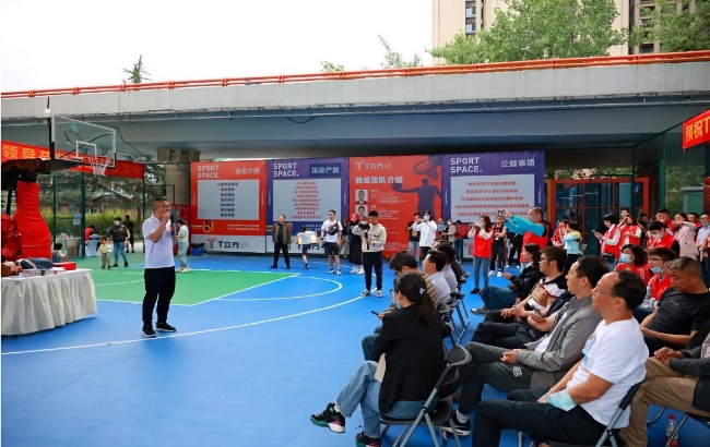 成都市紅十字會在T立方雙橋子籃球公園開展急救知識講座。受訪者供圖
