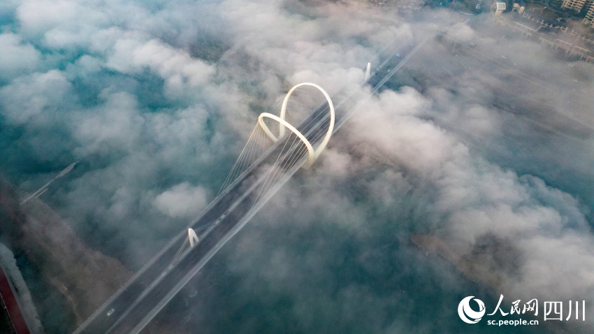 11月28日，航拍位於眉山市彭山區平流霧下的岷江大橋。翁光建攝
