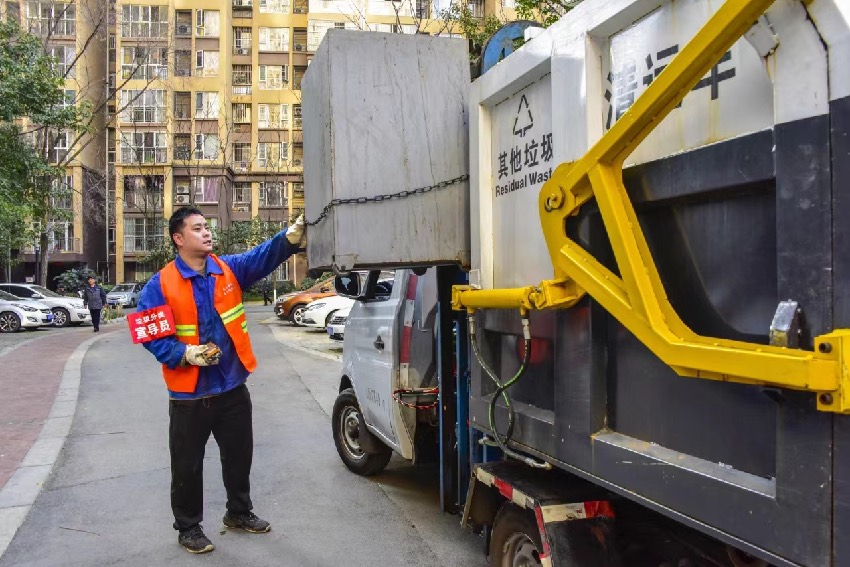 “一车头配多箱体”运输。锦江区委宣传部供图