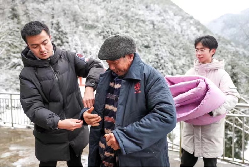 廣安華蓥市應急管理局的工作人員和紅岩鄉的工作人員帶著棉被、棉衣等御寒物資，看望慰問生活在山區的高齡困難群眾。四川省應急管理廳供圖