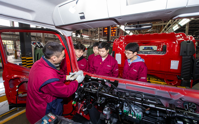 四川職業技術學院汽車學院學生在四川江淮汽車生產線上跟崗學習。吳奉家攝