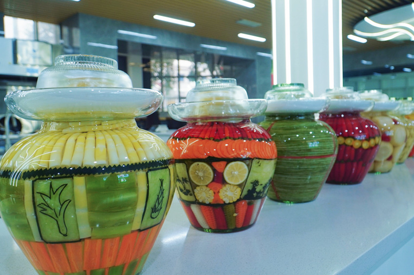 吉香居產品研發中心內擺放的各類泡菜。人民網 趙祖樂攝