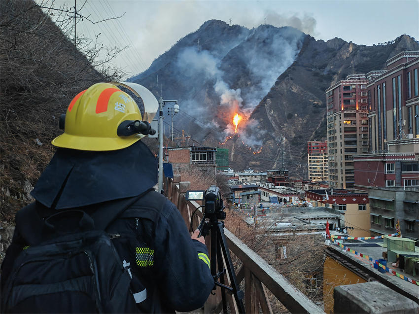 在雅江县呷拉镇，消防员利用4G单兵回传现场火势。四川省消防救援总队供图