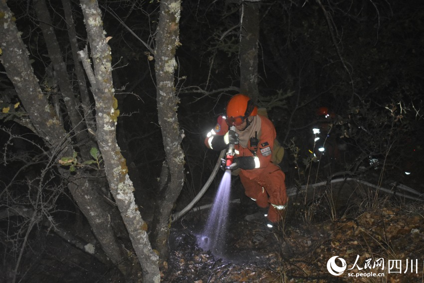 深夜，四川省森林消防总队攀枝花市支队森林消防员正在全力扑救山火。殷豪良摄