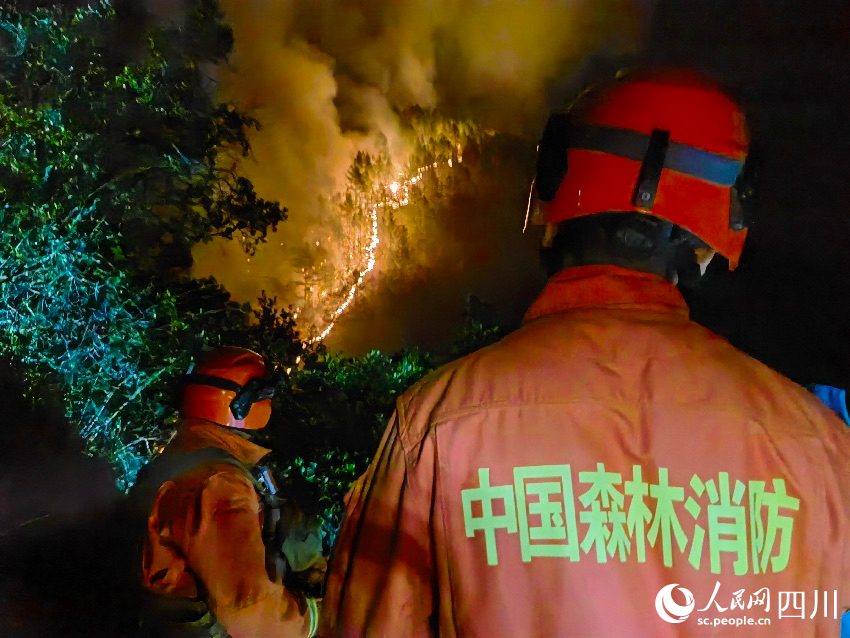 森林消防员正在全力扑救山火。樊文渊摄