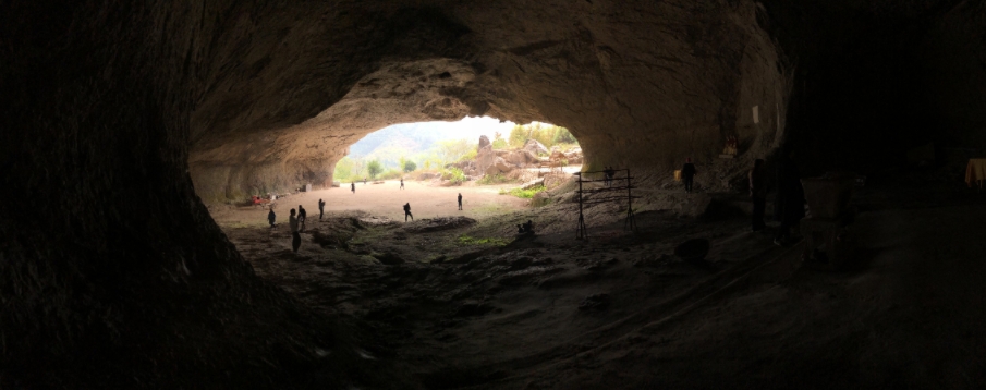 2020年，工作团队在天台山寒岩洞，围绕浙江省内唐诗之路进行考察和拍摄。刘呗宁摄，中国美术学院供图