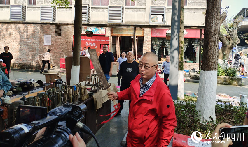 樊建川展示抗戰時期中國軍人使用的大刀。人民網記者 劉海天攝